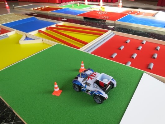 Fast Balls – ferngesteuerte Autos auf Hindernisparcour