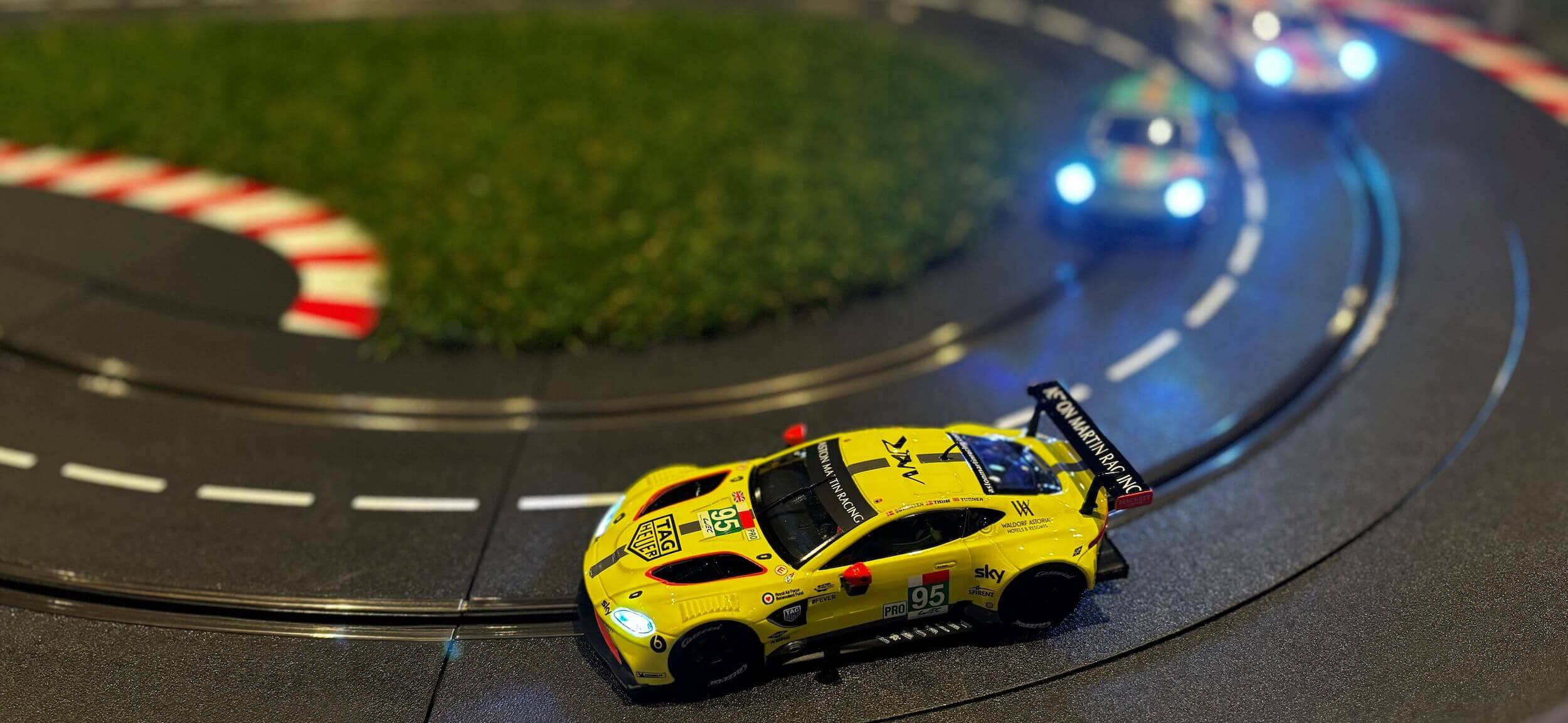 Aston Martin Slotcar im Maßstab 1:32