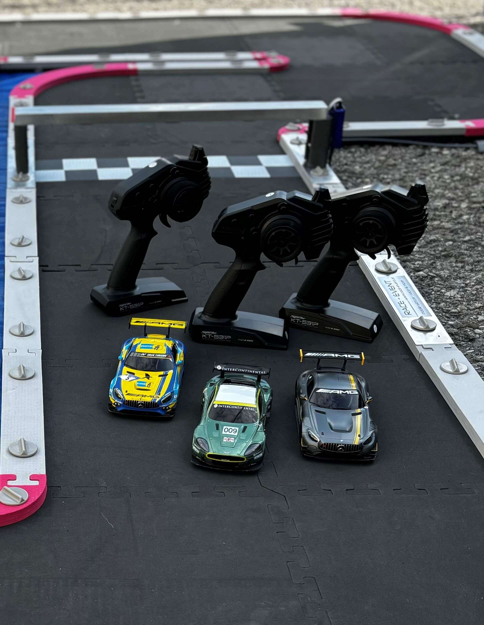 GT3-Klasse Slotcars auf der Rennbahn