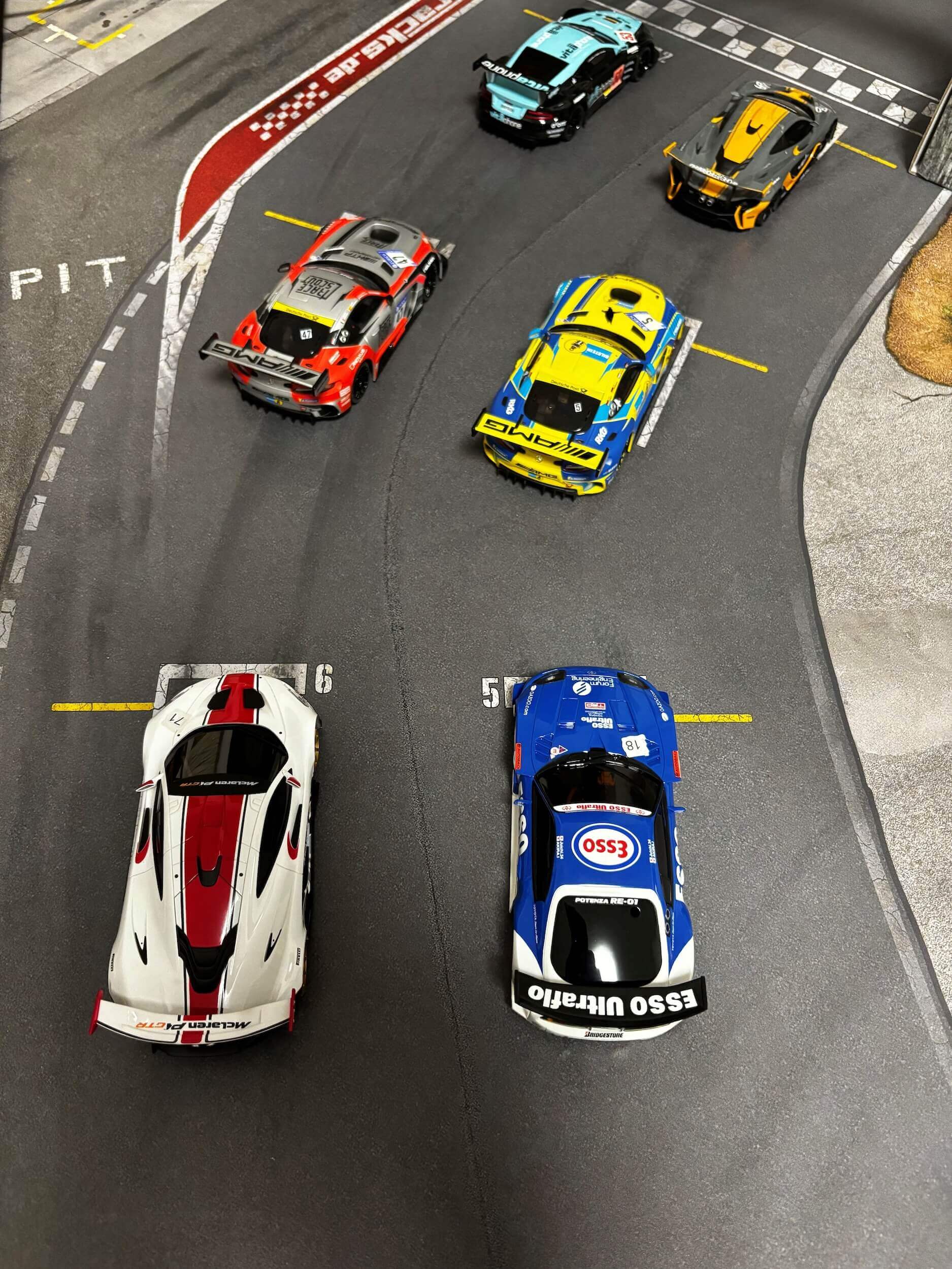 Startbereich der Carrera-Rennbahn mit Ampel